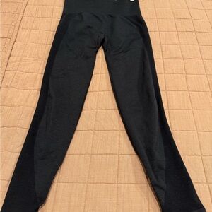 Women’s NVGTN leggings in size M